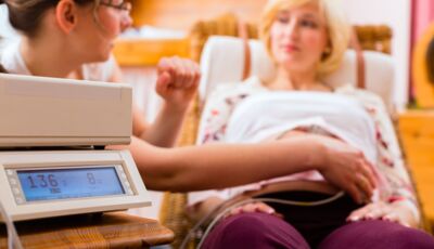 Messung der Herztöne des Babys im Bauch der Mutter