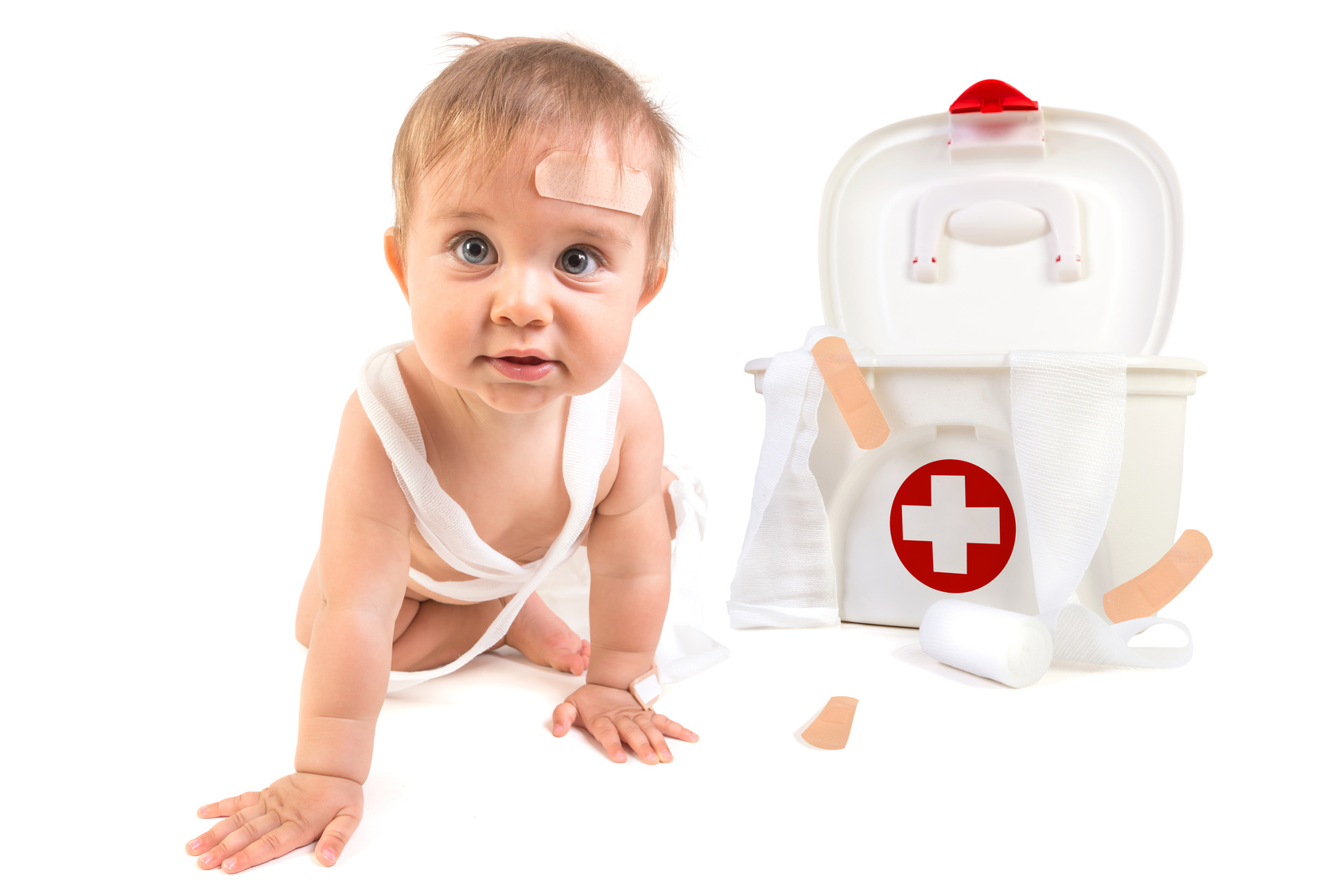 Baby mit Pflaster und Erste Hilfe Koffer