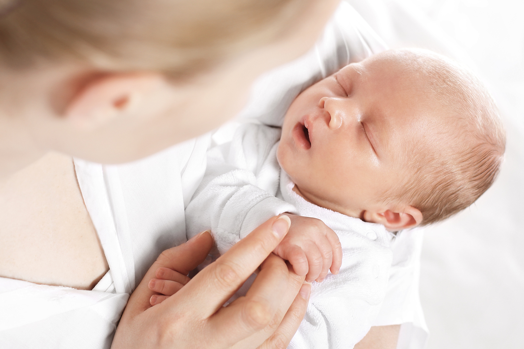Säugling im Arm der Mutter